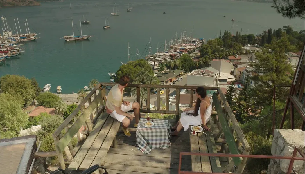 Bambaşka: Başka Bir Aşk Hikayesi izle
